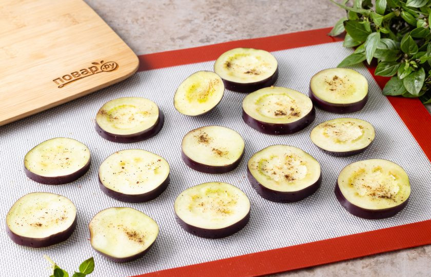 1. Этап. Салат с хумусом: Смажьте баклажаны растительным маслом, слегка подсолите и поперчите, выложите на противень. Запекайте в разогретой духовке до 200 градусов примерно 25 минут до готовности. Печеный баклажан остудите.