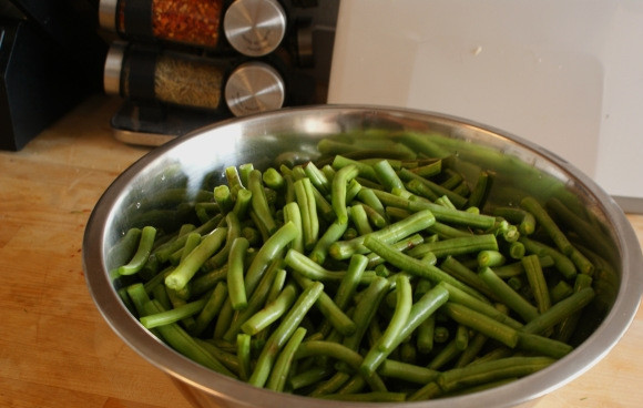 1. Этап. Суп со стручковой фасолью: Фасоль промойте. Отрежьте с обеих сторон 