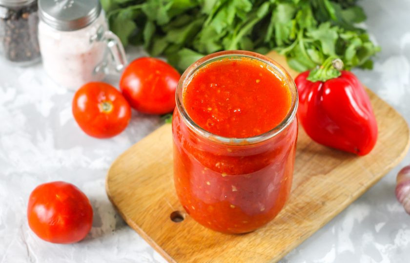 1. Этап. Заправка с перцем на зиму: Перелейте приготовленную пасту в банки, заполняя их до верха.