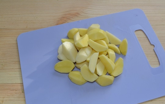 1. Этап. Овощи с гранатовым соусом: 4. Нарежьте очищенный картофель.