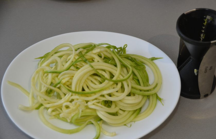 1. Этап. Паста Алла Норма: Кабачок тонко нарежьте.