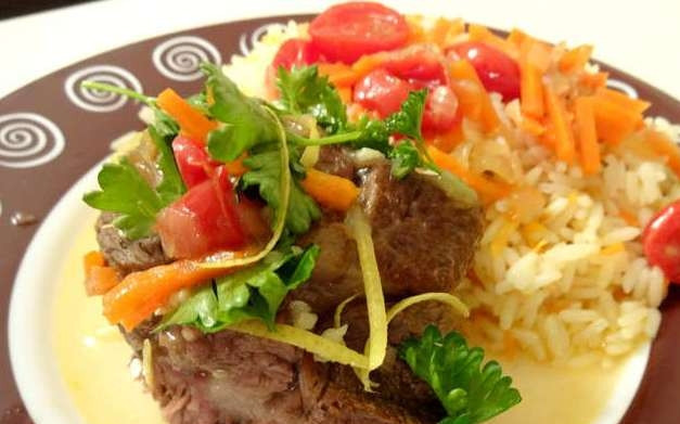 1. Этап. Тушеная голяшка: Готовое блюдо подавайте с соусом из сковороды и зеленью, которую мы сделали в предыдущем шаге.