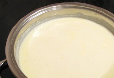 1. Этап. Лазанья с сыром и ветчиной: Влейте, помешивая, молоко и специи. Варите пока соус станет как густая сметана.