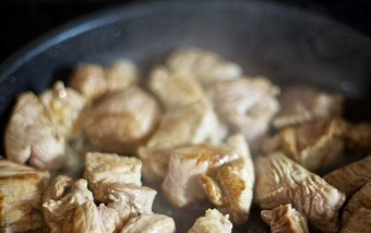 1. Этап. Мясо с лисичками: Затем огонь немного сбавляем. Продолжаем обжаривать, постоянно перемешивая, пока оно не покроется аппетитной корочкой.