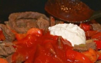 1. Этап. Рагу из конины: Хорошо разогреваем сковороду с растительным маслом и быстро обжариваем мясо до корочки. Затем добавим полтора стакана воды и протушим мясо на небольшом огне часа полтора. Теперь добавим овощи, измельченные в пюре помидоры, хрен, перец, сахар и соль по вкусу.