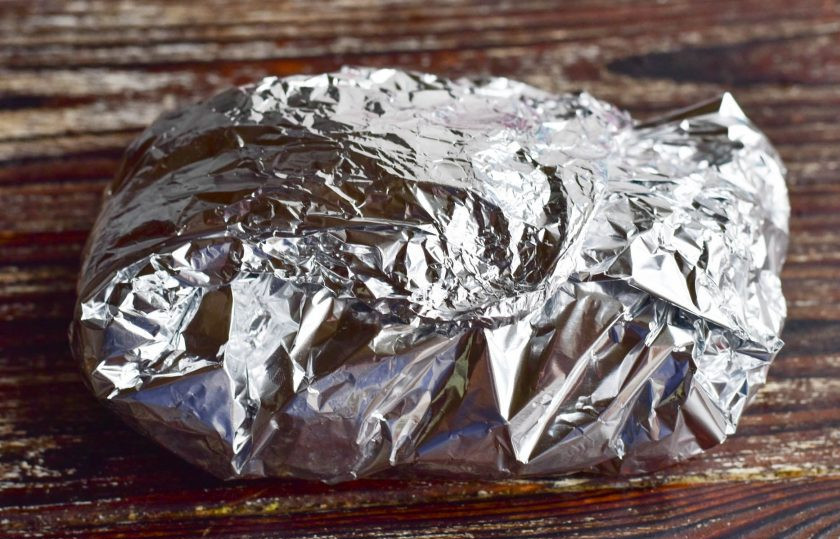 1. Этап. Буженина по-немецки: Заверните мясо в фольгу и отправьте в разогретую до 190 градусов духовку на 1 час.