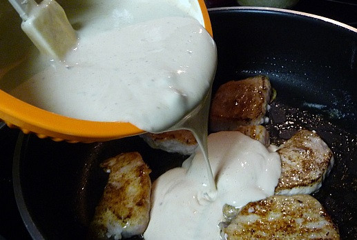 1. Этап. Свинина со сметаной: 4. К обжаренному мясу добавить соус. При желании можно также дополнить сушеной или свежей зеленью.