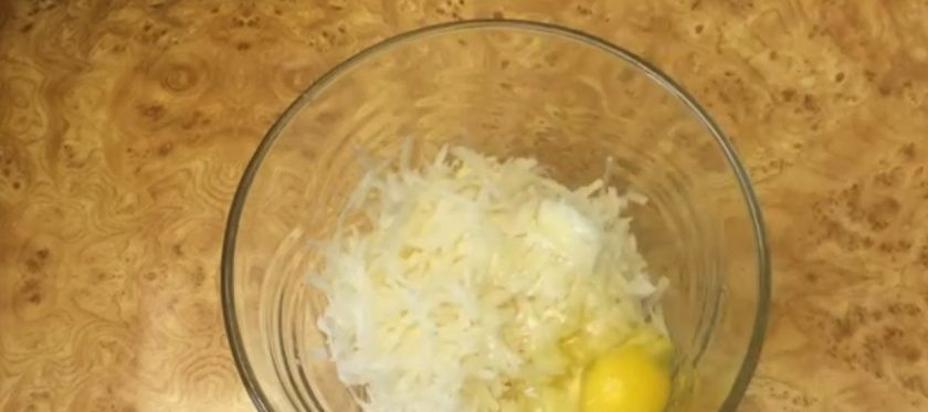 1. Этап. Картофельные лепешки на закваске: 4. Тем временем приготовьте начинку. Очищенный и натертый на крупной терке сырой картофель смешайте с яйцом, солью, молотым кориандром и растительным маслом.