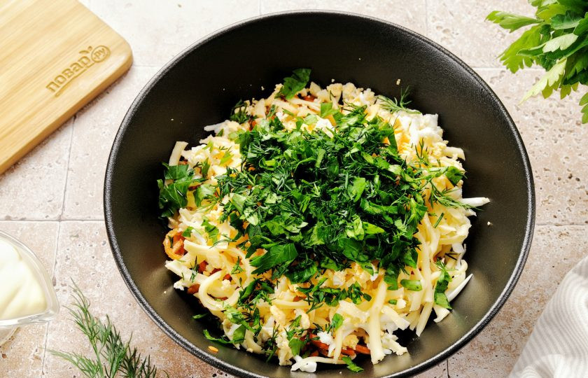 1. Этап. Рулет из баклажанов с сыром и корейской морковью: Зелень промойте, обсушите и порубите ножом.