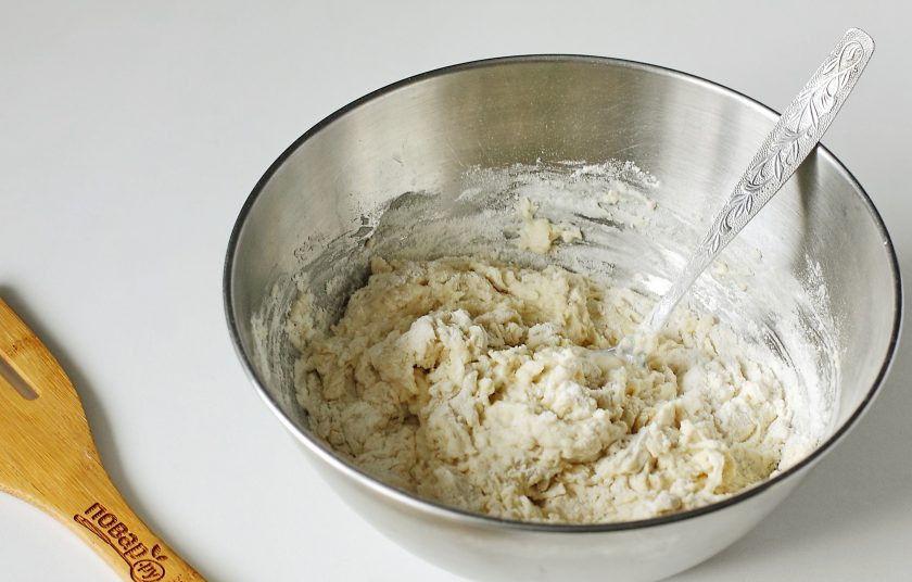 1. Этап. Хлеб без соли: Сначала перемешайте все ложкой.