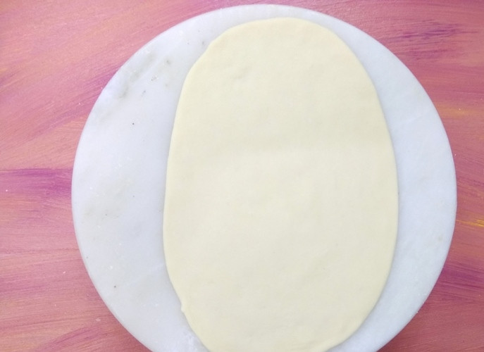 1. Этап. Индийские лепешки с чесноком: 1. Раскатайте тесто, сформировав лепешку.