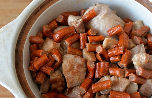 1. Этап. Кассуле с индейкой: В горшок добавляем порезанные копчёные колбаски.