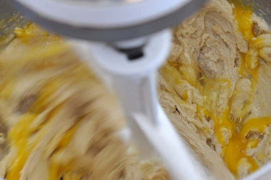 1. Этап. Морковный торт простой: 3. В отдельной мисочке соедините размягченное сливочное масло, белый и коричневый сахар, взбейте 2-3 минуты до пышности. Введите по одному яйца.