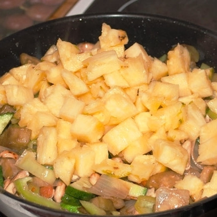 1. Этап. Овощи в кисло-сладком соусе с кешью: Затем добавляем к овощам ананас.