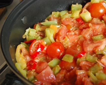 1. Этап. Яичница по-еврейски: Затем добавьте помидоры. Тушите до готовности овощей.