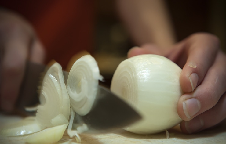 1. Этап. Фасолевый суп с мясом: Нарежьте лук тонкими кольцами и размельчите чеснок.