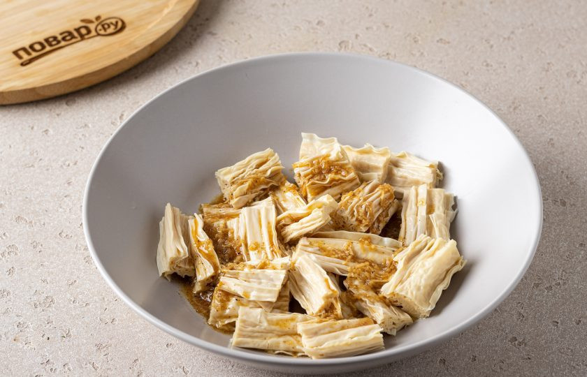 1. Этап. Салат из соевой спаржи с огурцом: Влейте заправку в миску с соевой спаржей, перемешайте так, чтобы соус впитался.