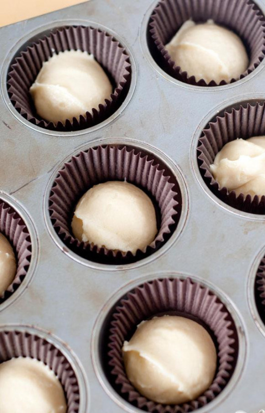 1. Этап. Маффины с корицей и кофейной глазурью: 3. Выложить 1 столовую ложку теста в каждый бумажный вкладыш. Сделать небольшое углубление в середине каждого маффина с помощью зубочистки.