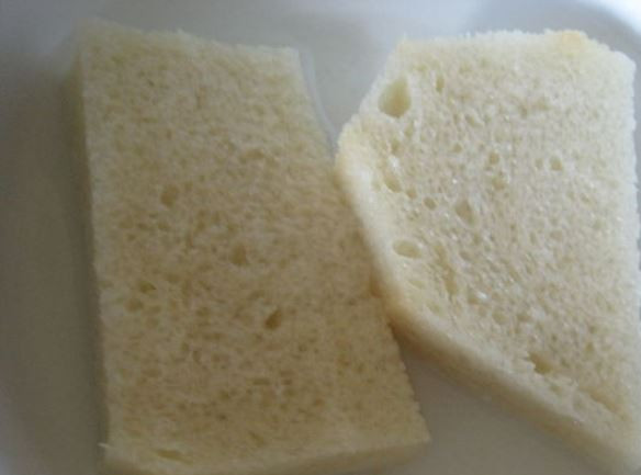 1. Этап. Котлеты из баранины в духовке: Хлеб замочите в воде.