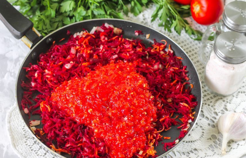 1. Этап. Борщ с болгарским перцем: Добавьте томатную и перечную массы, перемешайте и потушите зажарку около 2 минут.