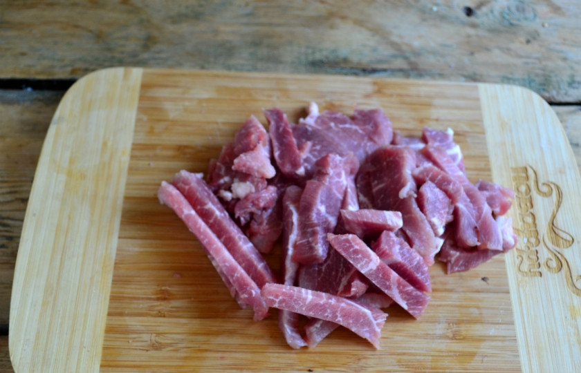 1. Этап. Салат Чафан: Мясо (я его предварительно немного подморозила, чтобы легче было резать) порежьте соломкой.