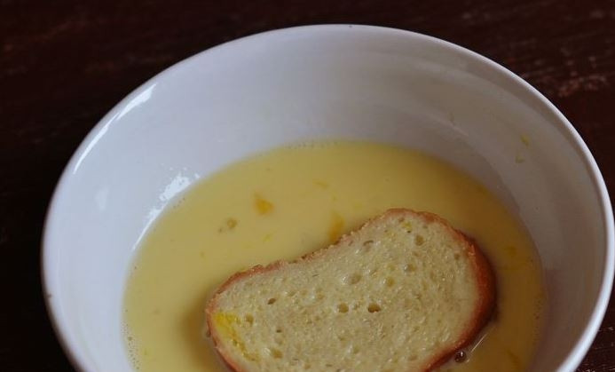 1. Этап. Горячие бутерброды: Возьмите кусочки багета или же любого другого хлеба на ваш вкус и обмакните с обеих сторон во взбитое яйцо с молоком.