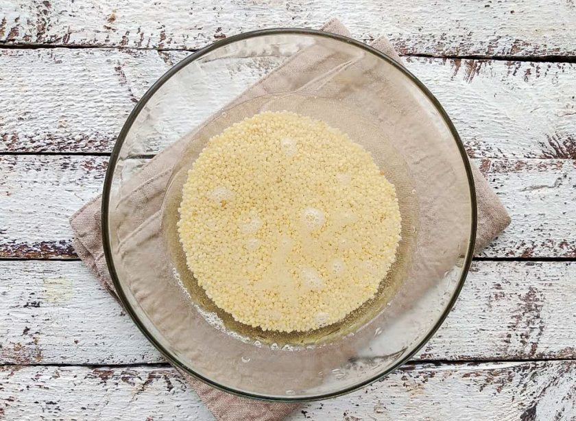 1. Этап. Пшенная каша с грибами: Пшено тщательно промойте несколько раз и залейте его водой, чтобы крупа слегка разбухла.