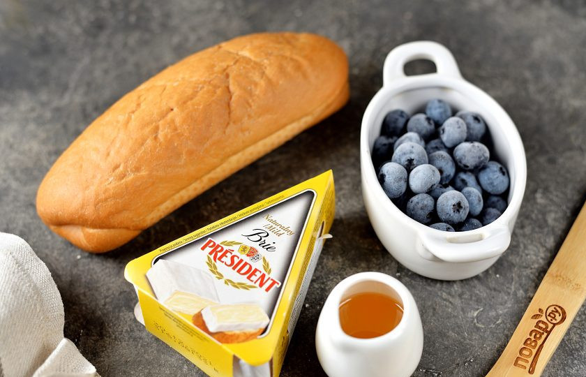 1. Этап. Тост с голубикой и сыром Бри: Подготовьте все ингредиенты. Если голубика у вас в замороженном виде, не размораживайте ее. Включите заранее духовку и разогрейте ее до 190 градусов.