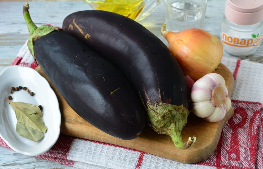 1. Этап. Маринованные баклажаны с чесноком и луком: Подготовьте все ингредиенты.