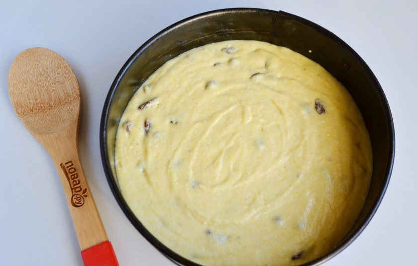 1. Этап. Кукурузный манник: 8. Застелите пергаментом форму, смажьте маслом донышко и бока. Переложите тесто, разровняйте лопаткой. Отправьте в горячую духовку (190 градусов) на 40 минут.