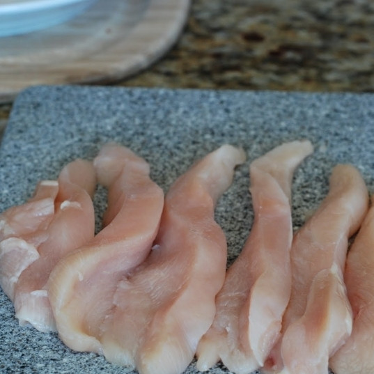 1. Этап. Закуска из курицы и свежих овощей: Куриные грудки моем и нарезаем поперек прожилок на длинные кусочки толщиной в 1-2 см.