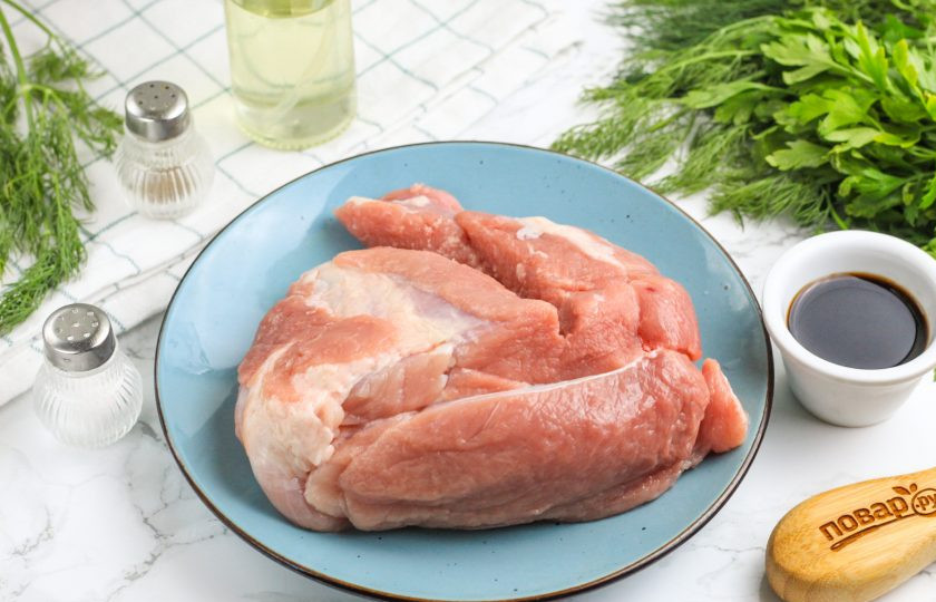 1. Этап. Свиная лопатка на сковороде: Подготовьте указанные продукты. Мясо промойте в воде, вырежьте пленки и жилы.