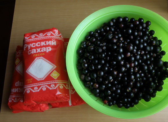 1. Этап. Варенье из смородины без воды: Итак, перебираем смородину, тщательно ее промываем и высушиваем ягоды.