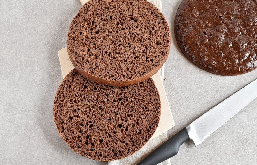 1. Этап. Торт в мультиварке: Разрежьте корж на три части.