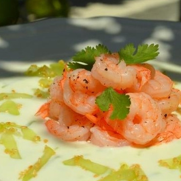 1. Этап. Салат с креветками в лаймовом соусе: Красиво собираем салат: в центр тарелки выкладываем креветки, вокруг - соус, на соус - огурцы с семечками. Приятного аппетита! :)