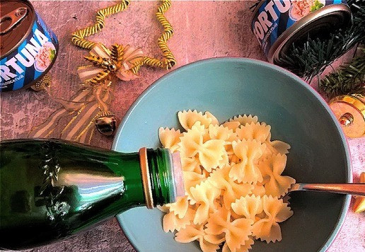 1. Этап. Салат с консервированным тунцом и фарфалле: Фарфалле откидываем на дуршлаг и сразу отправляем в салатник. Заправляем маслом оливковым и перемешиваем. Так они не слипнутся. Можно фарфалле для салата в дуршлаге обдать холодной водой и промыть. Я не делала этого.