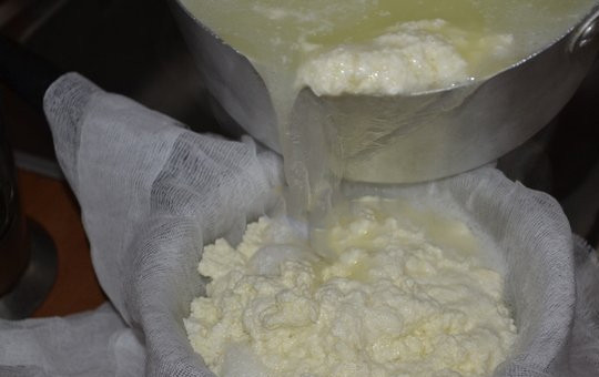 1. Этап. Домашняя брынза: Молоко доводим до кипения. Вливаем уксус и всыпаем соль. Огонь не выключаем еще пару минуток, чтобы масса створожилась. Через дуршлаг и марлечку процеживаем массу, сыворотку убираем.