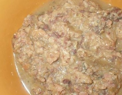 1. Этап. Рыбный суп из консервов с гречкой: 4. Открываем банку консервов и перекладываем на тарелку. Из рыбы удаляем кости, и разминаем мякоть вилкой.