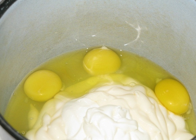 1. Этап. Картофельный пирог с луком: 2. В кастрюле смешиваем сметану, майонез, вбиваем яйца. В отдельной посудине смешиваем сухие ингредиенты: муку просеиваем, добавляем к ней разрыхлитель. Всыпаем все к яйцам, сметане и майонезу.