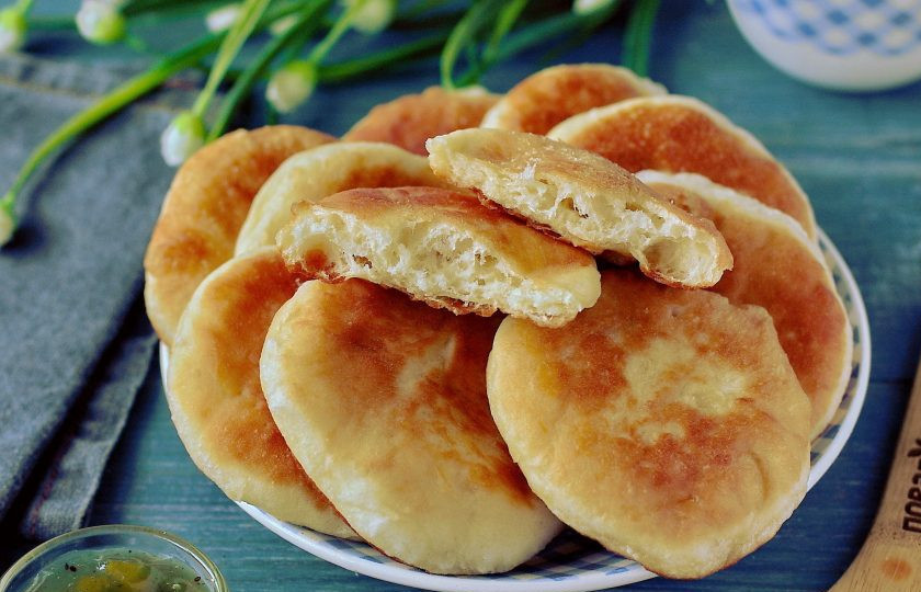 1. Этап. Дрожжевые пышки на сковороде: Дрожжевые пышки готовы. Можно подавать их с медом, джемом, вареньем или сметаной. Приятного аппетита!