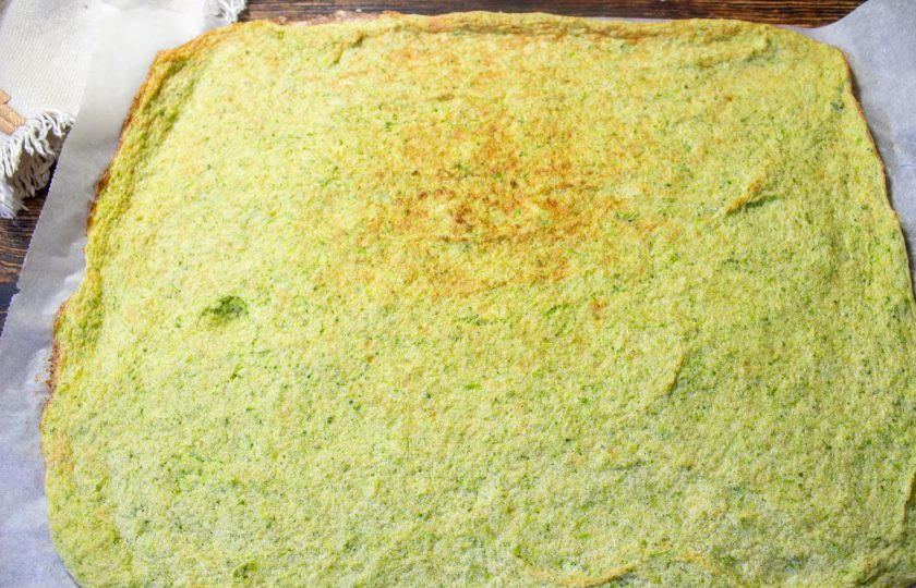 1. Этап. Рулет из брокколи с творожным сыром: Достаньте испеченный корж и остудите его.