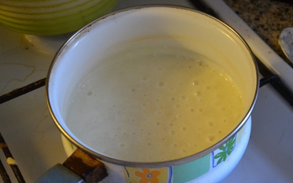 1. Этап. Рисовое суфле: Молоко наливаем в кастрюлю и ставим на огонь. После всыпаем промытый рис, масло сливочное и сахар на вкус. Бросаем щепотку соли и варим массу 20 мин.