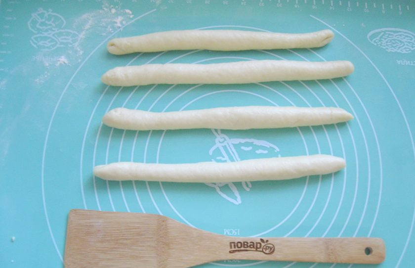 1. Этап. Плетеная булка: Каждую часть теста раскатайте в жгут.