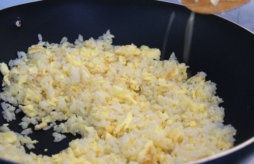 1. Этап. Рис с жареными креветками по-китайски: Интенсивно перемешивая, жарим рис с яйцами. Когда рис станет рассыпчатым, но на каждое зерно риса налипнет немножко яичной смеси (если вы хоть раз ели китайские блюда с рисом, то наверняка знаете, что имеется в виду), рис можно посолить, а огонь в воке - уменьшить до среднего.