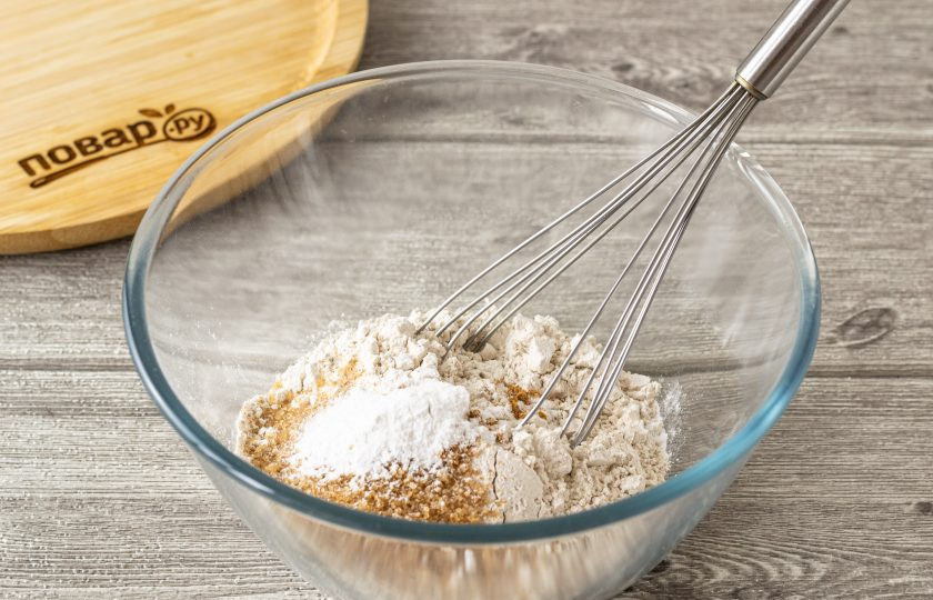 1. Этап. Гречневые оладьи с яблоком: В глубокой миске смешайте муку, разрыхлитель, сахар и корицу.