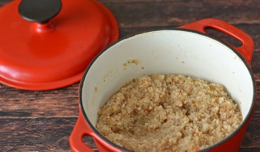 1. Этап. Дроблёная полба с морковью и луком: Варится дроблёная полба примерно 20-25 минут. После окончания варки, выключите плиту, а казанок накройте махровым полотенцем и оставьте полбу еще на 7-10 минут, так она напарится и оставшаяся влага впитается в кашу.