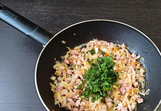 1. Этап. Пирожки из лаваша с квашеной капустой: В конце положить нарезанную зелень. По вкусу поперчите, если хотите посолите. Я ещё кладу щепотку сахара.