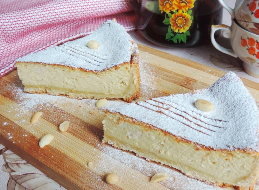 1. Этап. Арахисовый чизкейк: 9. Выкладываю чизкейк на блюдо, перед подачей посыпаю его сахарной пудрой и украшаю цельным арахисом.