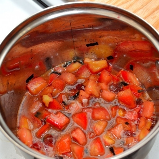 1. Этап. Паста с красным соусом: Доводим соус до кипения, после чего уменьшаем огонь и тушим соус на медленном огне до загустения. Сколько тушить - решайте сами.