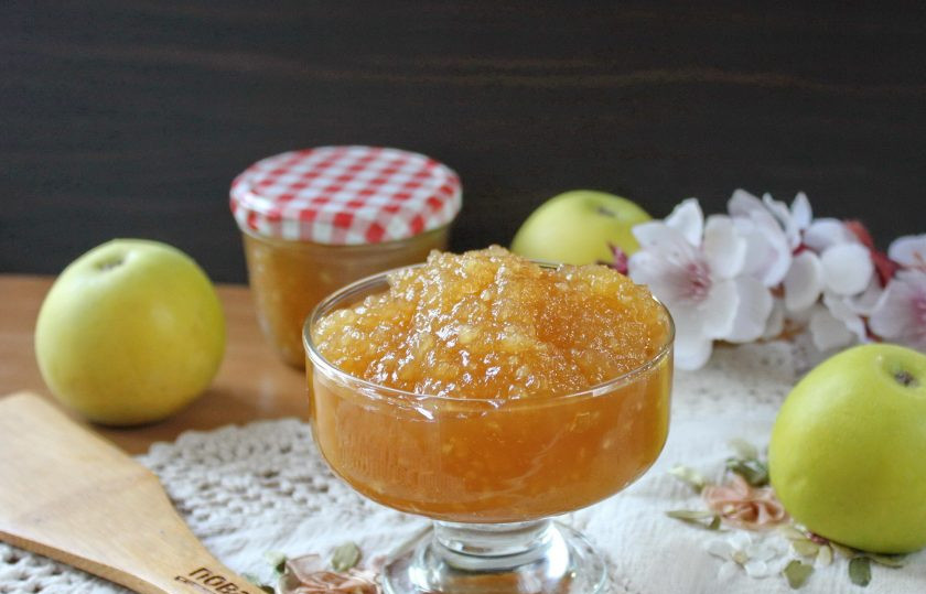 1. Этап. Повидло из Антоновки на зиму: Повидло готово. Очень ароматное, вкусное лакомство для детей и взрослых. Горячее повидло разложите в стерилизованные баночки и храните в прохладном месте.